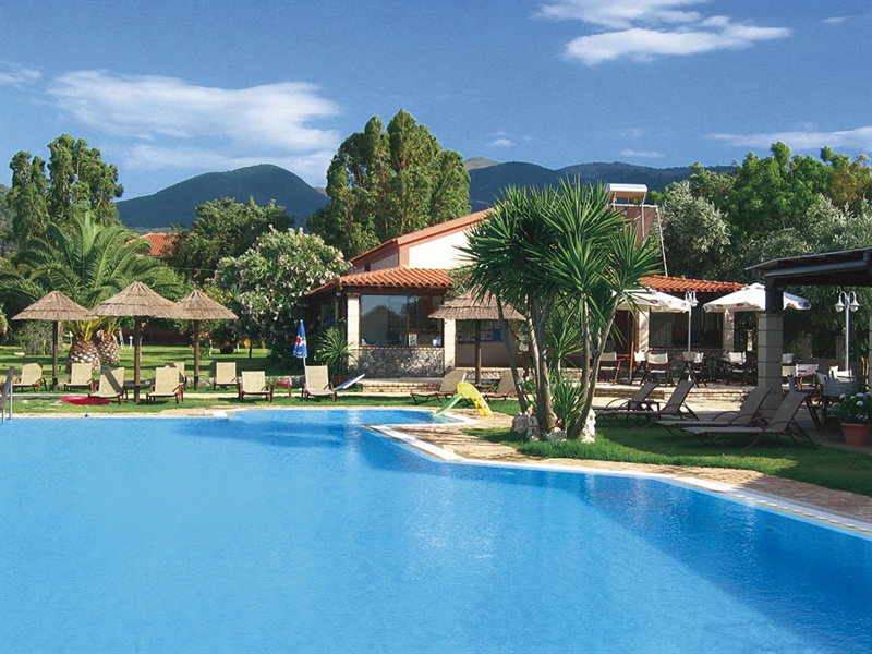 Het zwembad van het luxe hotel in Griekenland op het eiland Corfu