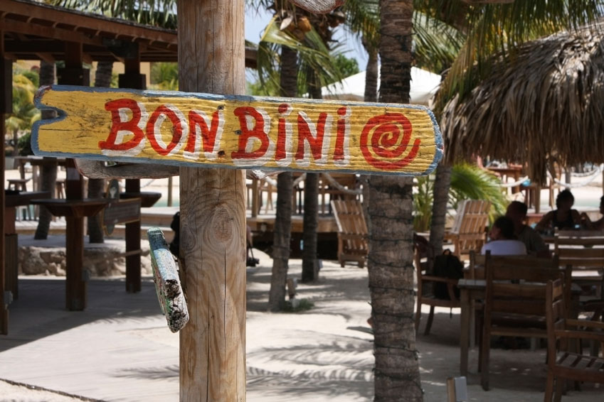 Bon Bini bordje op het strand van Curacao