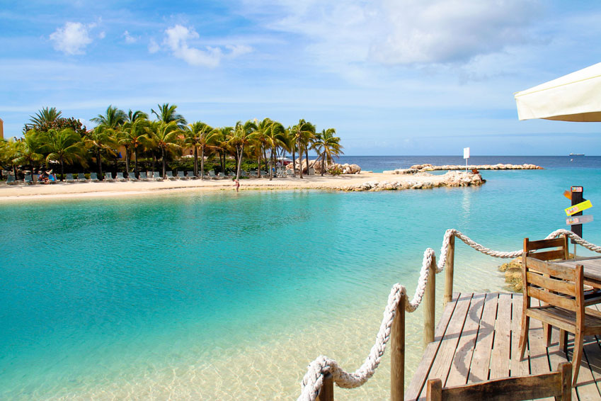 Uitzicht over de zee van Curacao