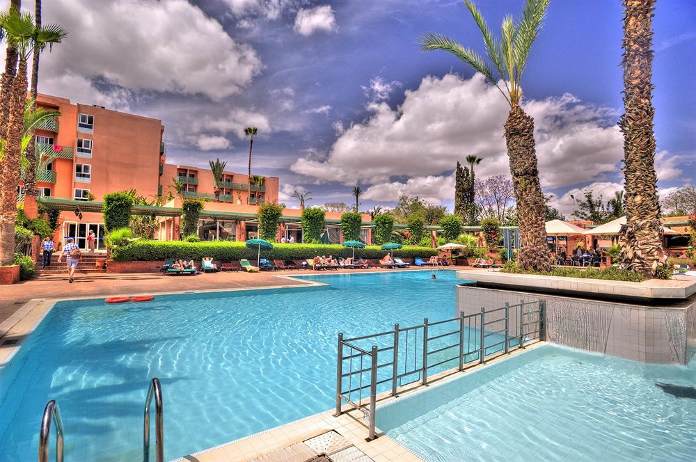 Het heerlijke zwembad van het luxe Golden Tulip Marrakech Hotel