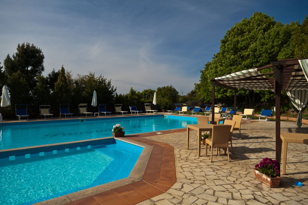 Lig aan het prive zwembad van dit prachtige hotel op sardinie in italie