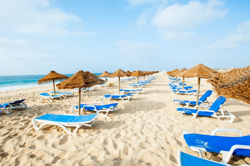 Het strand en de blauwe zee op Kaapverdie