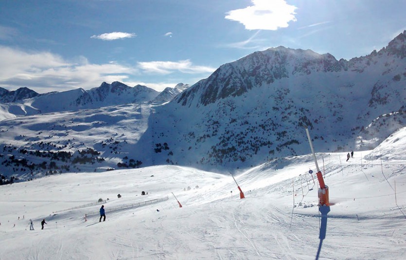 Heerlijk skieen of snowboarden van de witte berg in Oostenrijk of Frankrijk