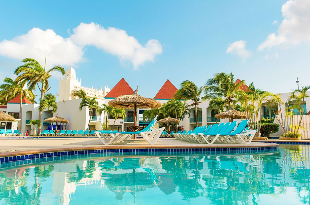 Het luxe zwembad en zonneterras van The Mill Resort Aruba