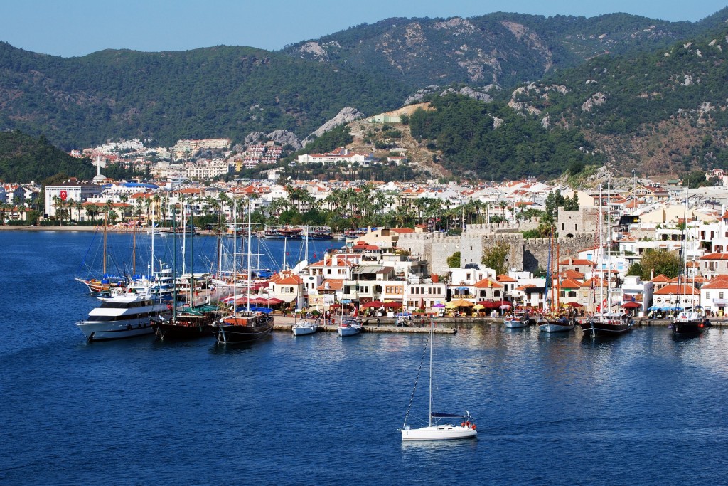 De prachtige kust van Marmaris Turkije met uitzicht op de haven en boten