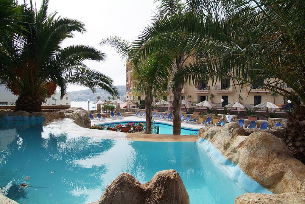 Uitzicht op het zwembad en de kust van Malta