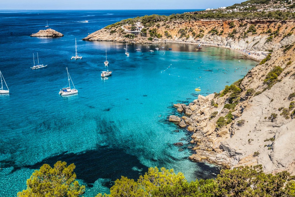 Het prachtige blauwe water van Ibiza Spanje