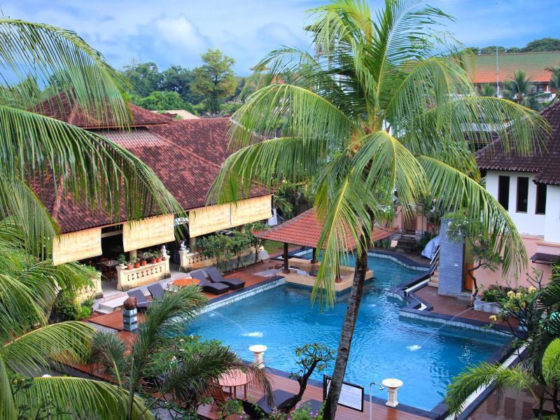 Uitzicht over het zwembad en het zonneterras van het hotel op Bali