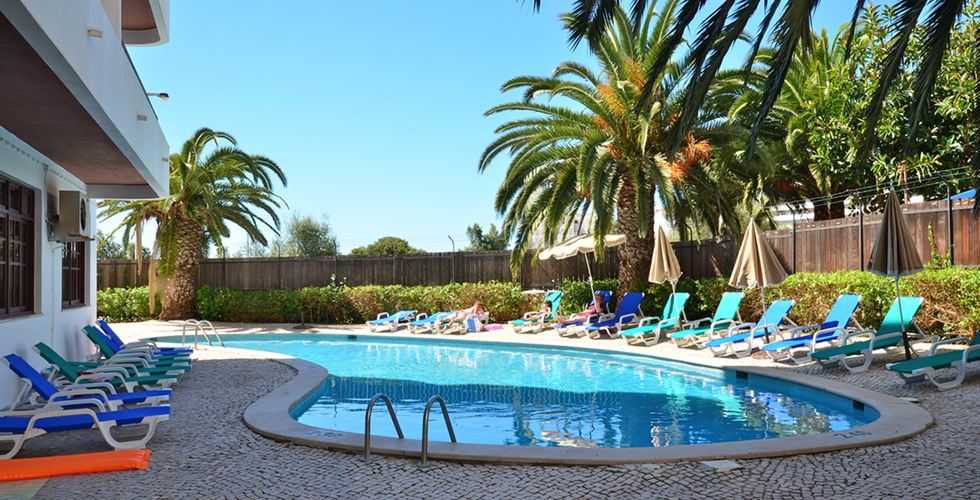 Uitzicht over het zwembad van het hotel in Portugal