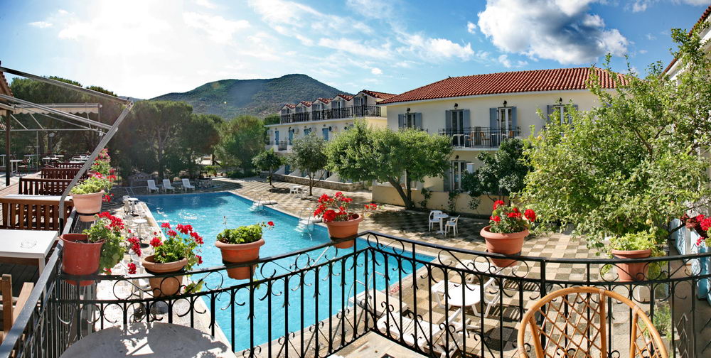 Uitzicht vanaf het balkon op het zwembad van het hotel op Lesbos