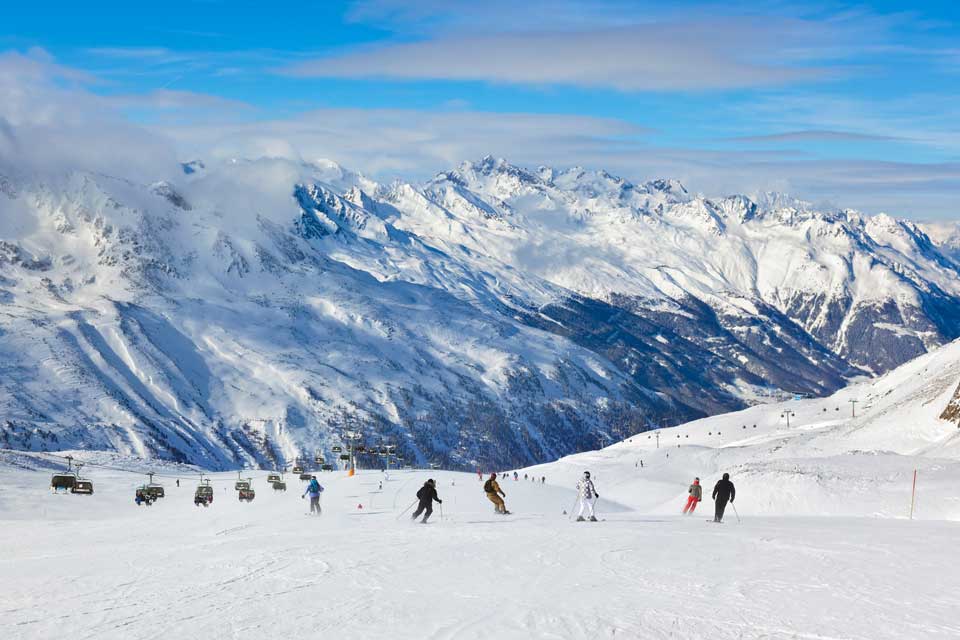 De besneeuwde bergen in de Tirol