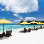 paradijselijk strand met strandbedjes