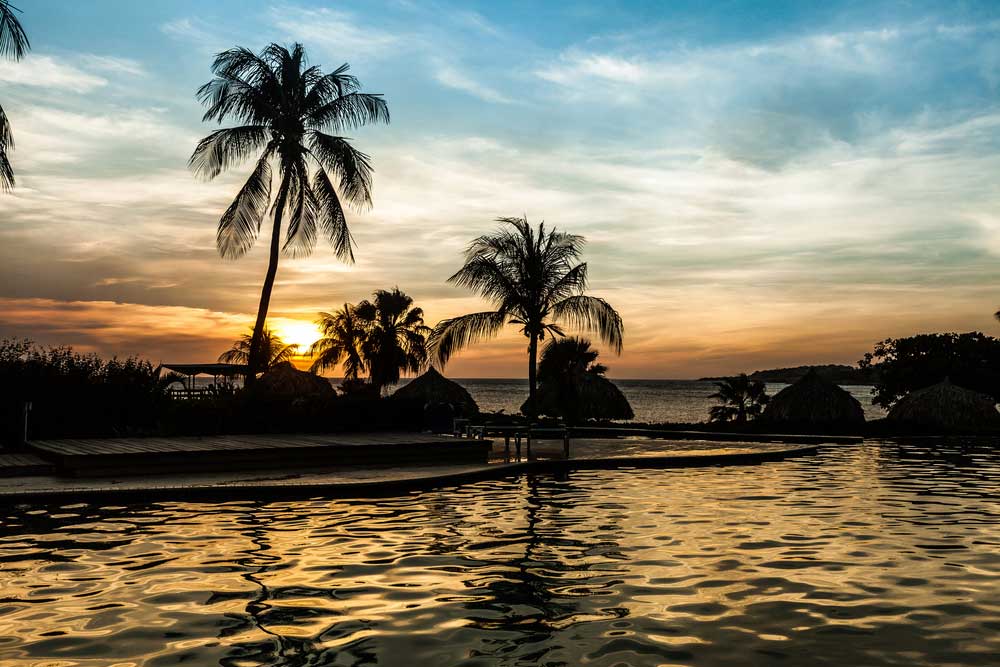 De zonsondergang aan het strand van Curacao