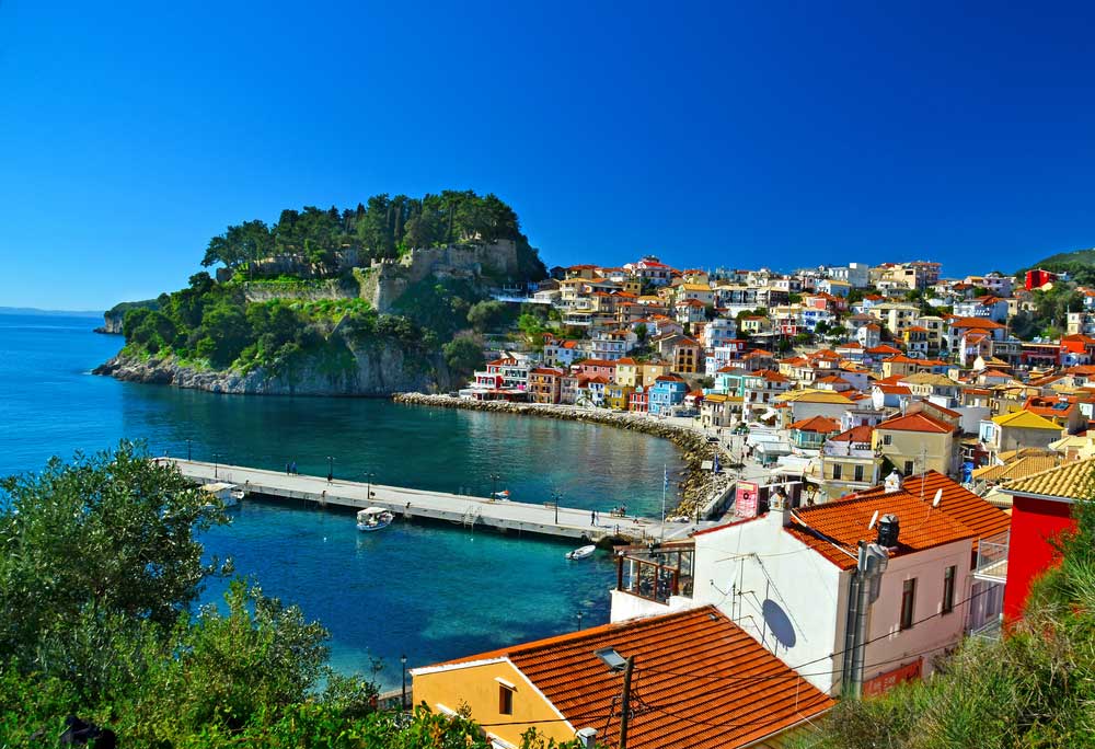 Een mooi uitzicht over de blauwe zee bij Parga Griekenland